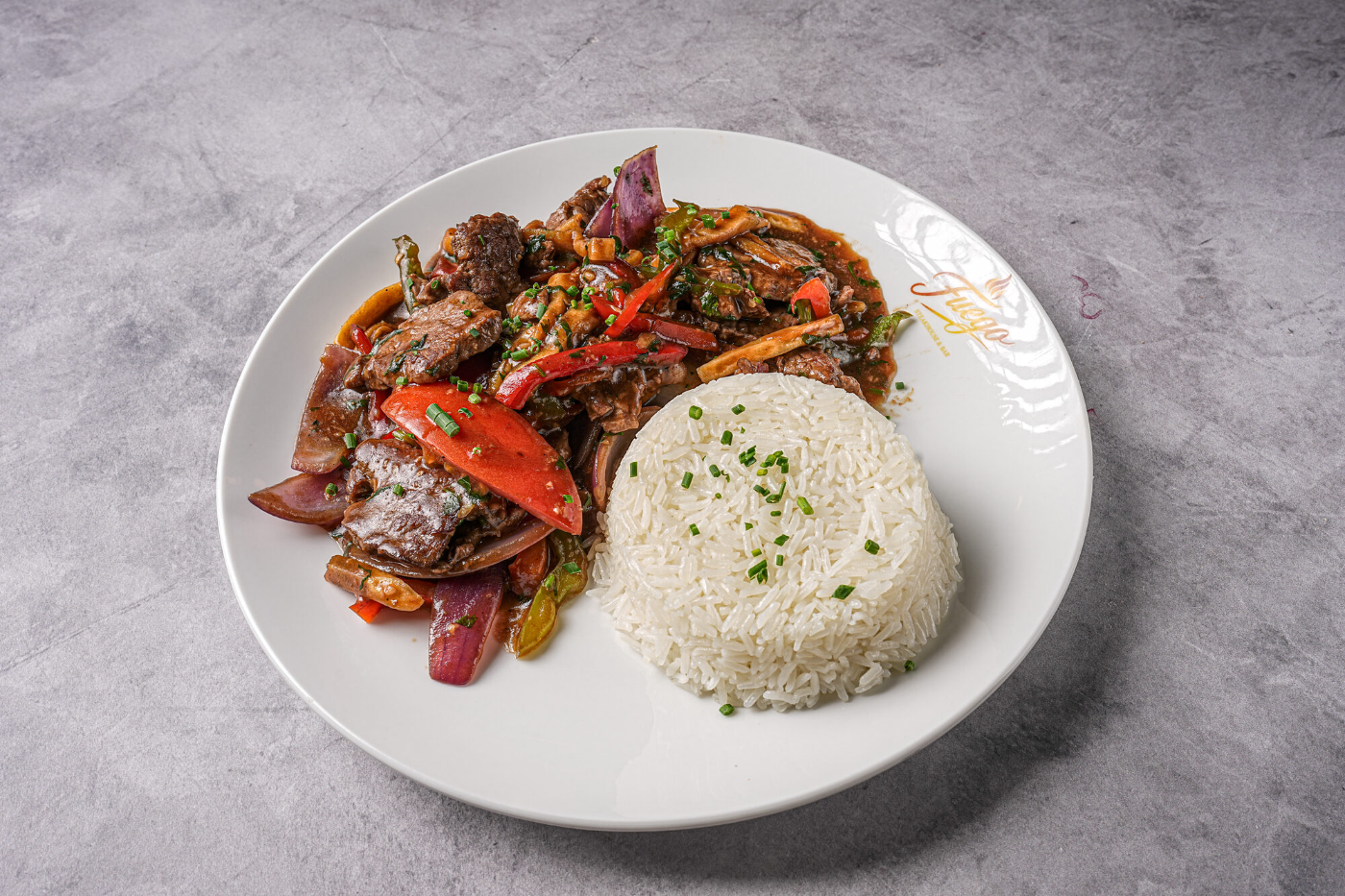Churrasco skirt steak with peppers, onions and white rice